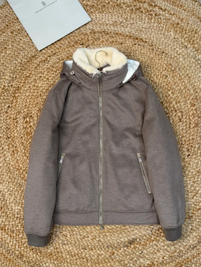 Brunello Cucinelli Коричневый кашемировый пуховик со съёмным капюшоном и меховым воротником