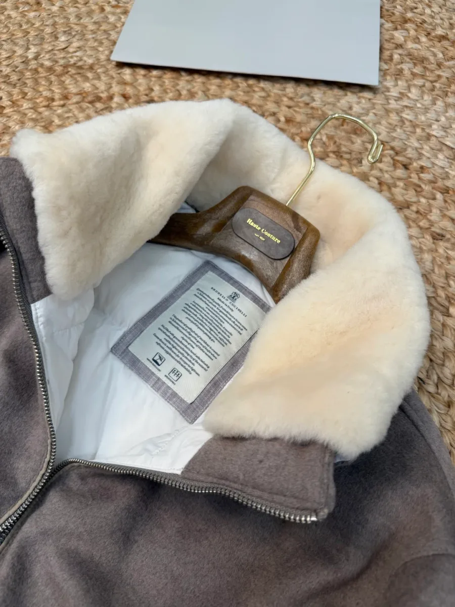 Деталь съёмного мехового воротника из овчины и фирменная бирка на подкладке пуховика