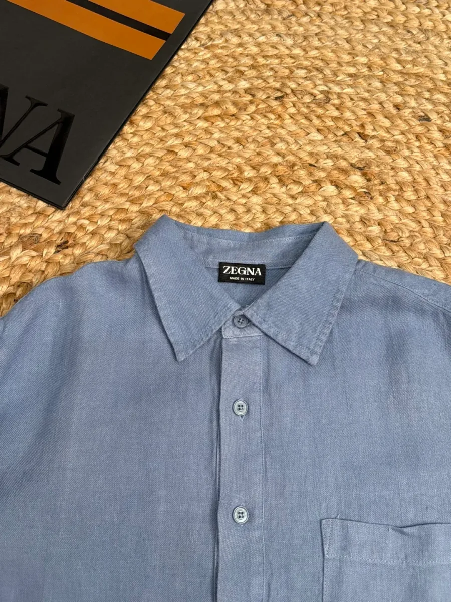 Крупный план отложного воротника и планки на пуговицах, видна тканевая бирка Zegna на горловине