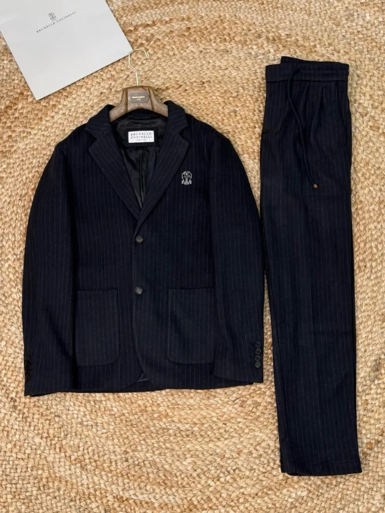 Brunello Cucinelli Тёмно-синий костюм в тонкую полоску с вышивкой