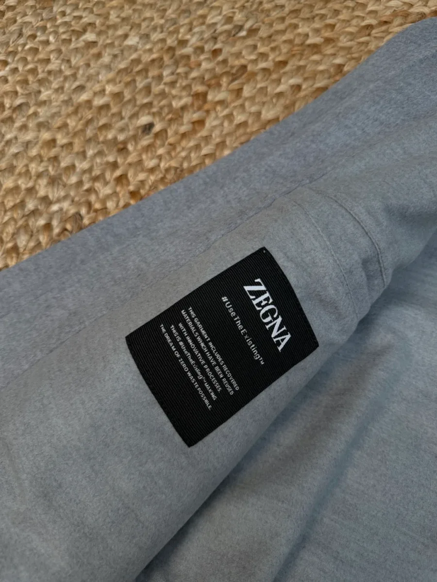 Внутренняя бирка с логотипом ZEGNA на серой куртке крупным планом