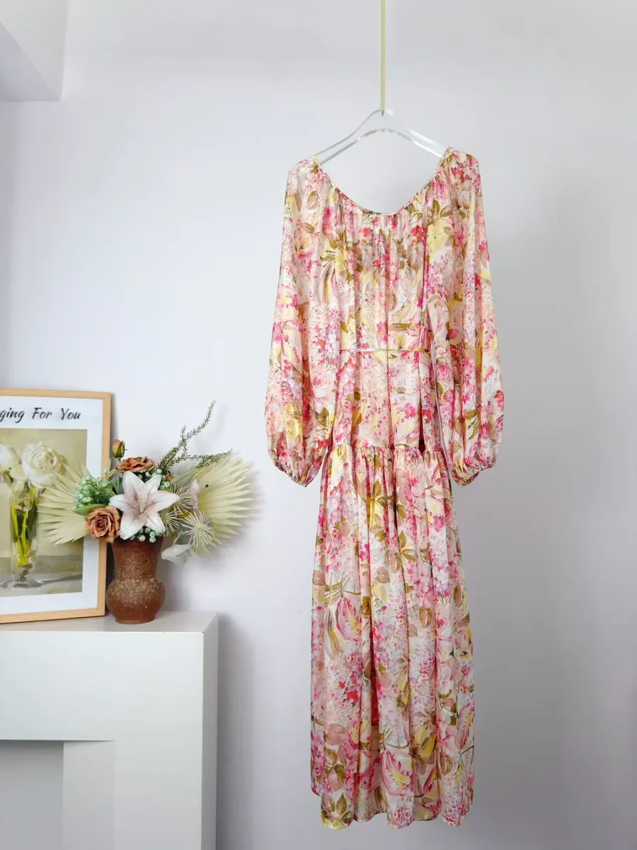Розовое платье миди Zimmermann Solstice с цветочным узором на вешалке, вид сзади в полный рост