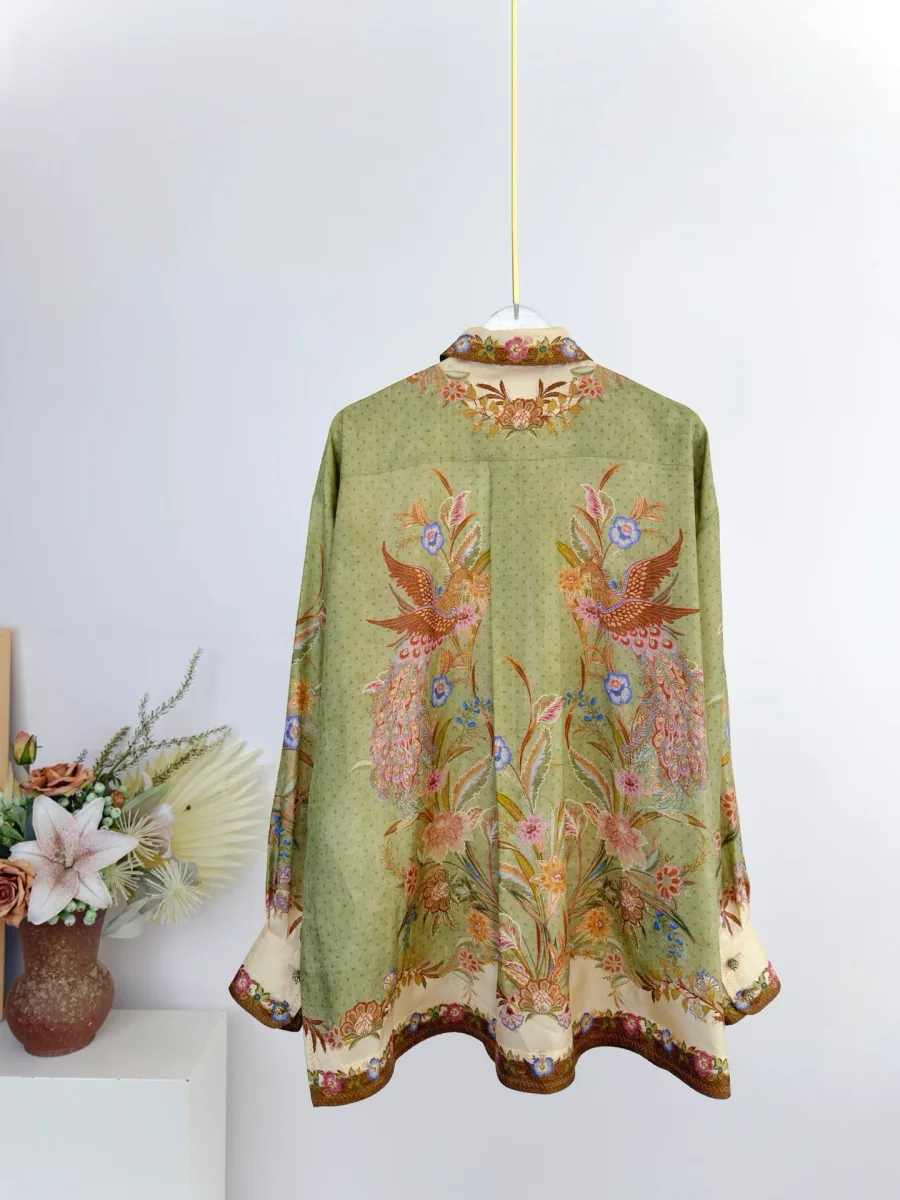Свободная шёлковая рубашка с узором Khaki Scarf Floral на вешалке, вид со спины