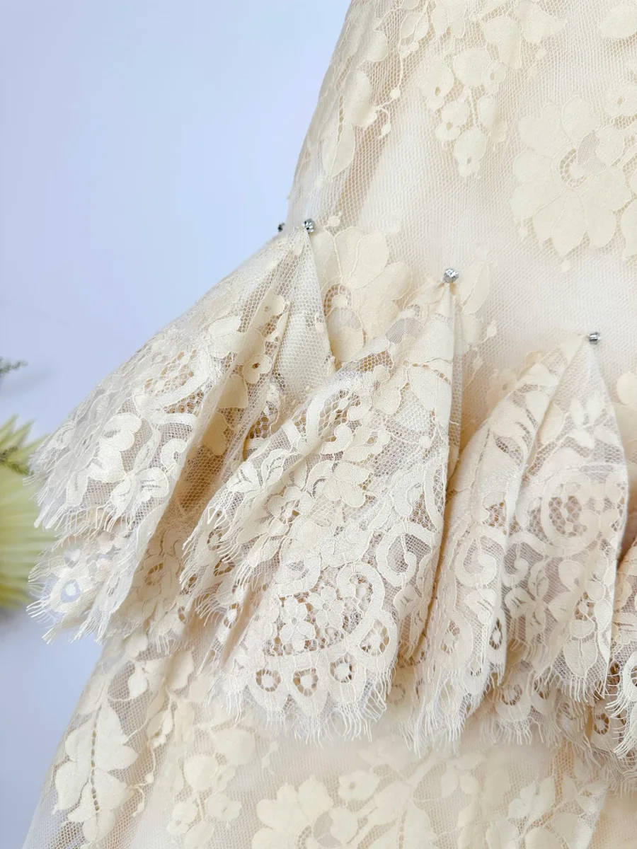 Крупный план яруса из плиссированного кружева со сверкающими декоративными кристаллами