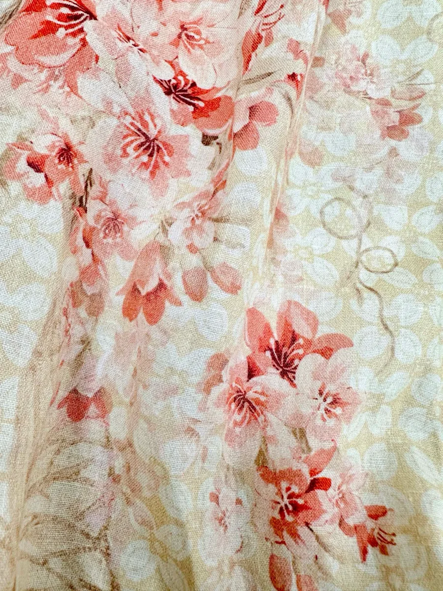 Цветочный принт Coral Floral и фактура ткани из рами макропланом
