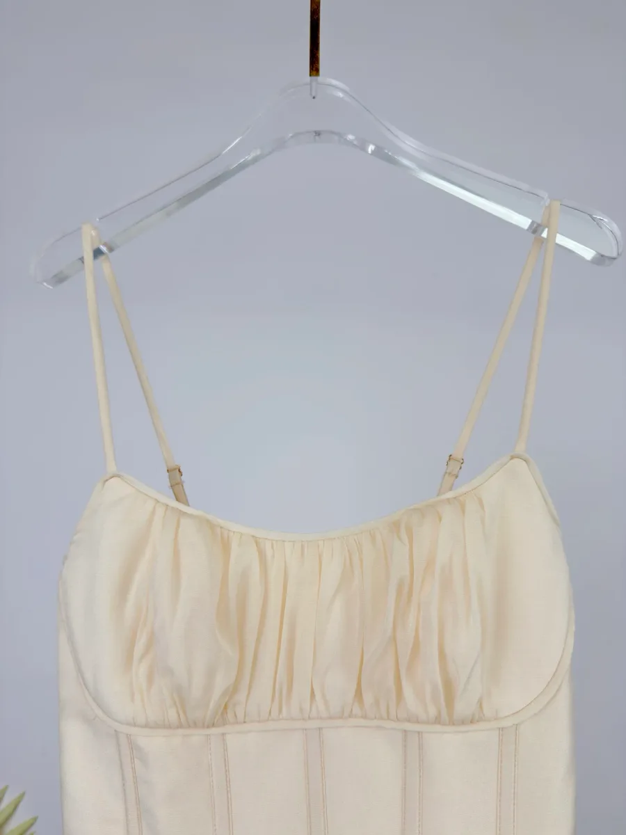 Лиф бежевого платья с драпировкой на груди и корсетными косточками
