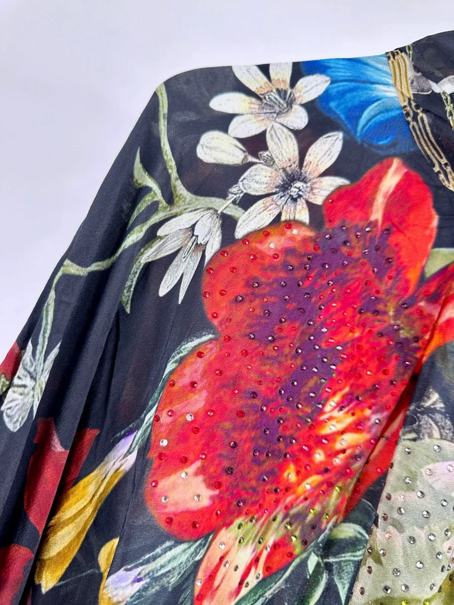 Деталь рукава и плечевой зоны с ярким цветочным рисунком