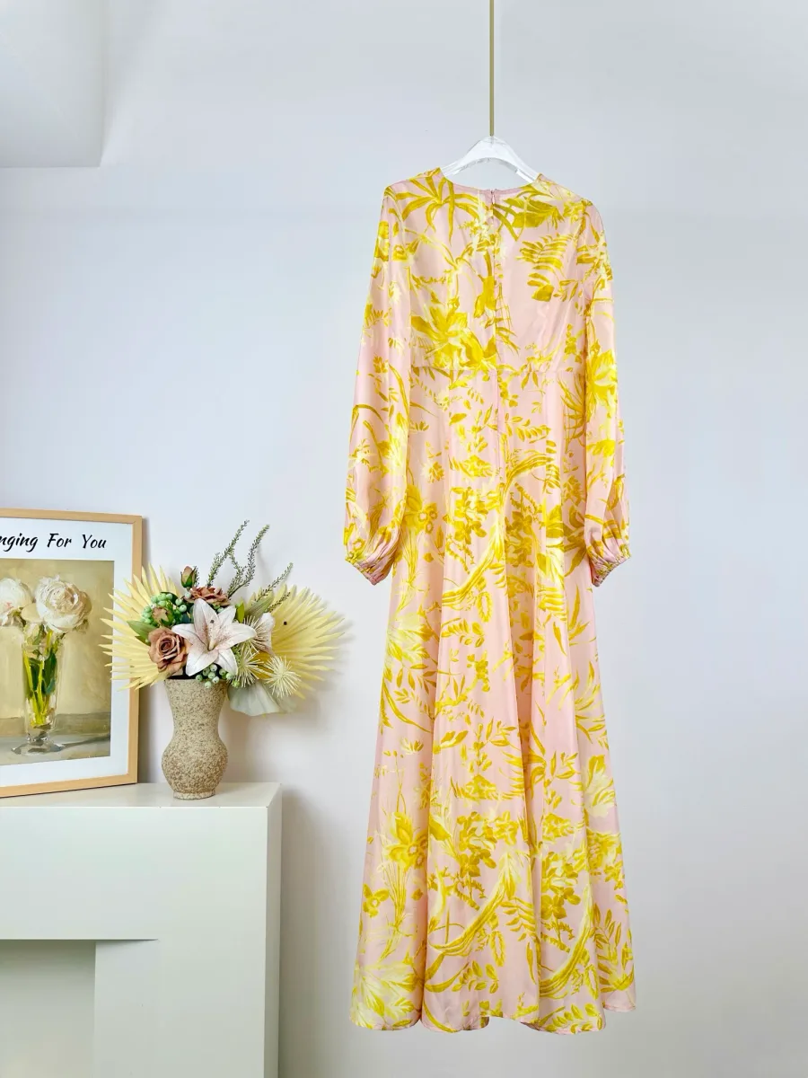 Длинное платье Zimmermann Golden с длинными рукавами и цветочным узором на вешалке, вид сзади
