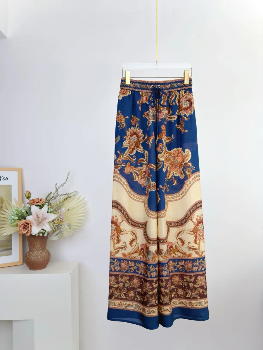 Шёлковые брюки Zimmermann Aster с узором Navy Jacobean на вешалке, вид спереди