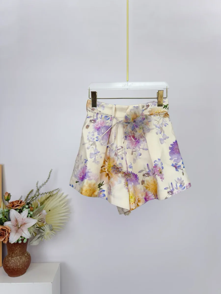 Расклешённые шорты Zimmermann Luna с цветочным принтом Cream Dahlia на вешалке, вид спереди