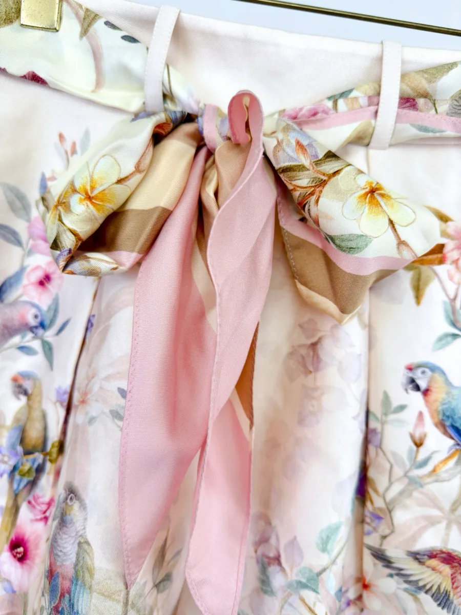 Пояс-платок, завязанный бантом на талии, крупный план