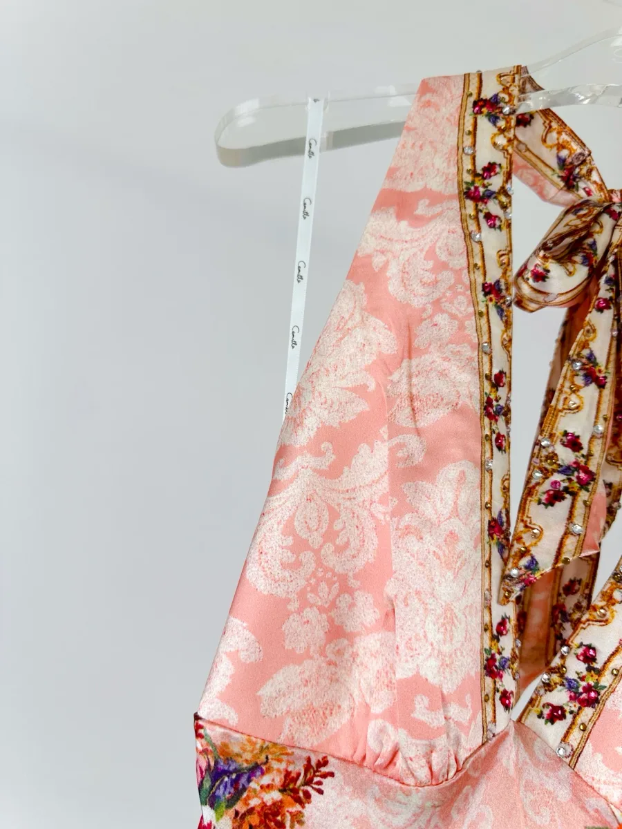Вид сбоку на верхнюю часть платья с открытой спиной