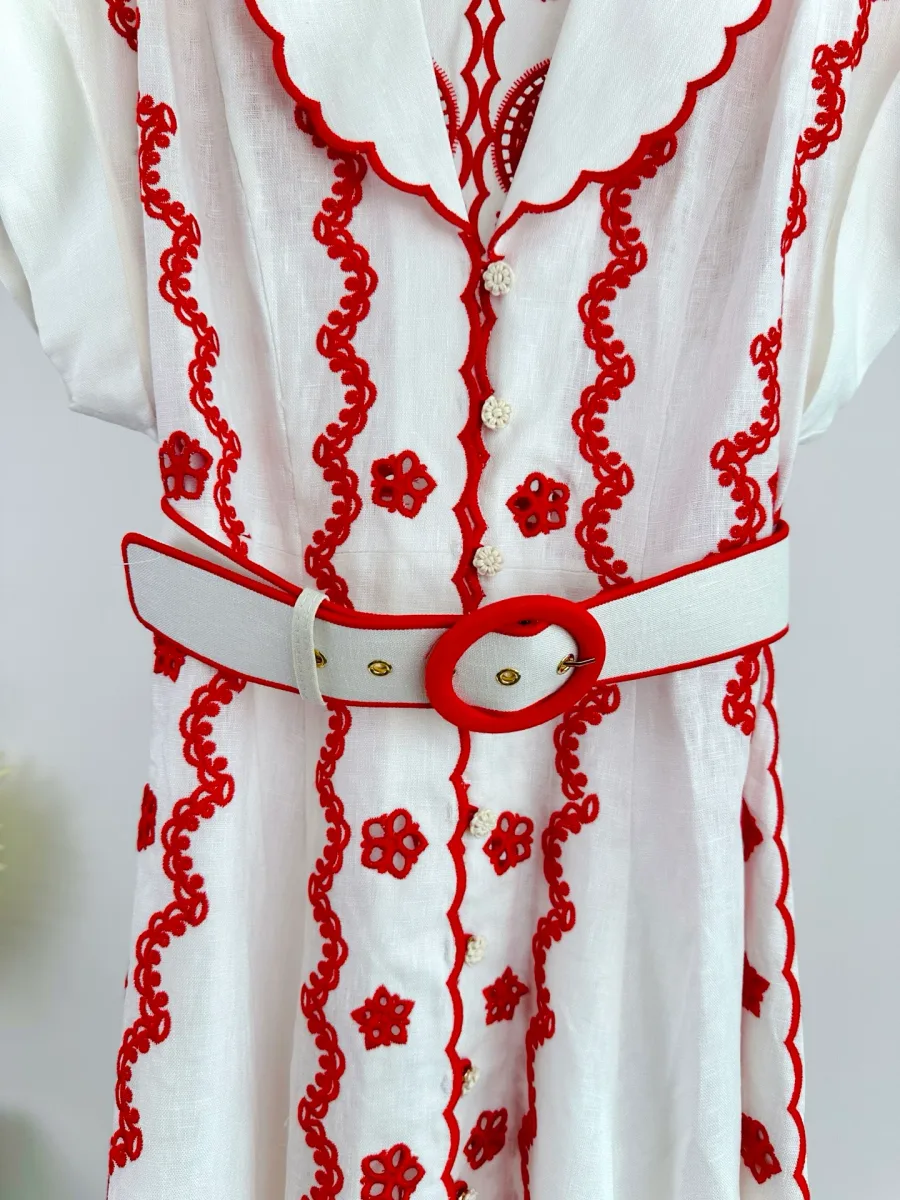 Лиф платья с поясом, фигурной пряжкой и вертикальной красной вышивкой