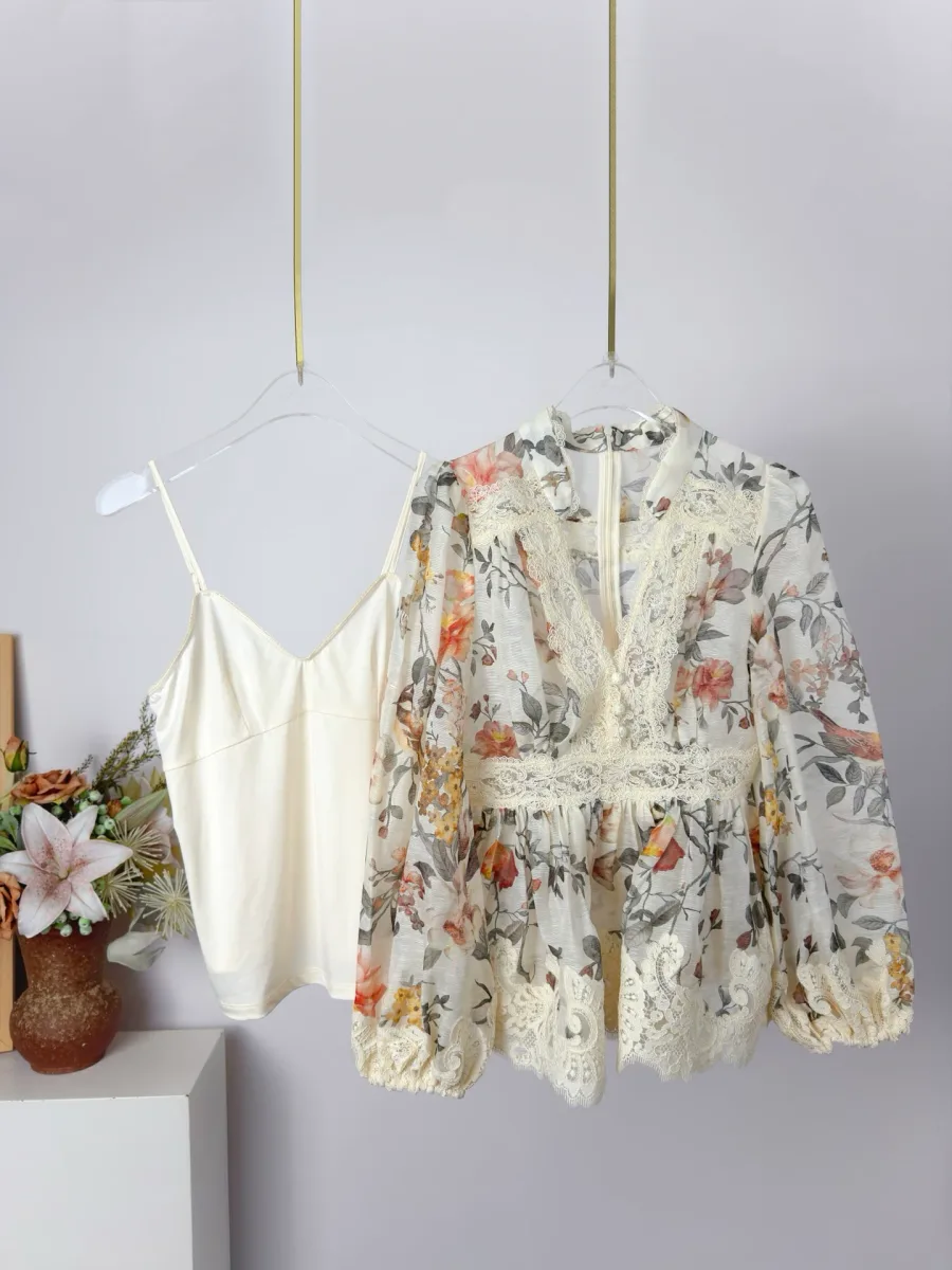 Блузка Zimmermann Carousel с цветочным принтом и кружевной отделкой на вешалке с топом-комбинацией