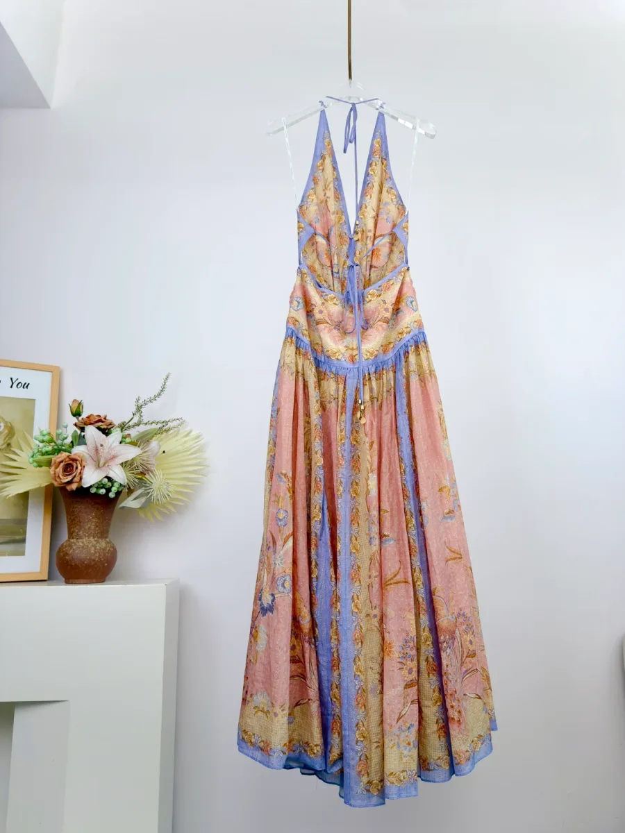 Длинное платье макси с цветочным узором и вырезами, вид сбоку