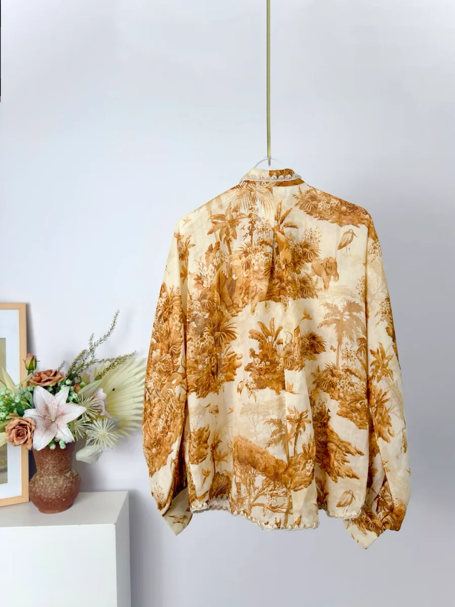 Рубашка Zimmermann Solstice из рами с пейзажным принтом, вид со спины на вешалке