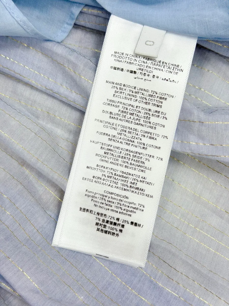 Вшитый ярлык с указанием размера и состава ткани
