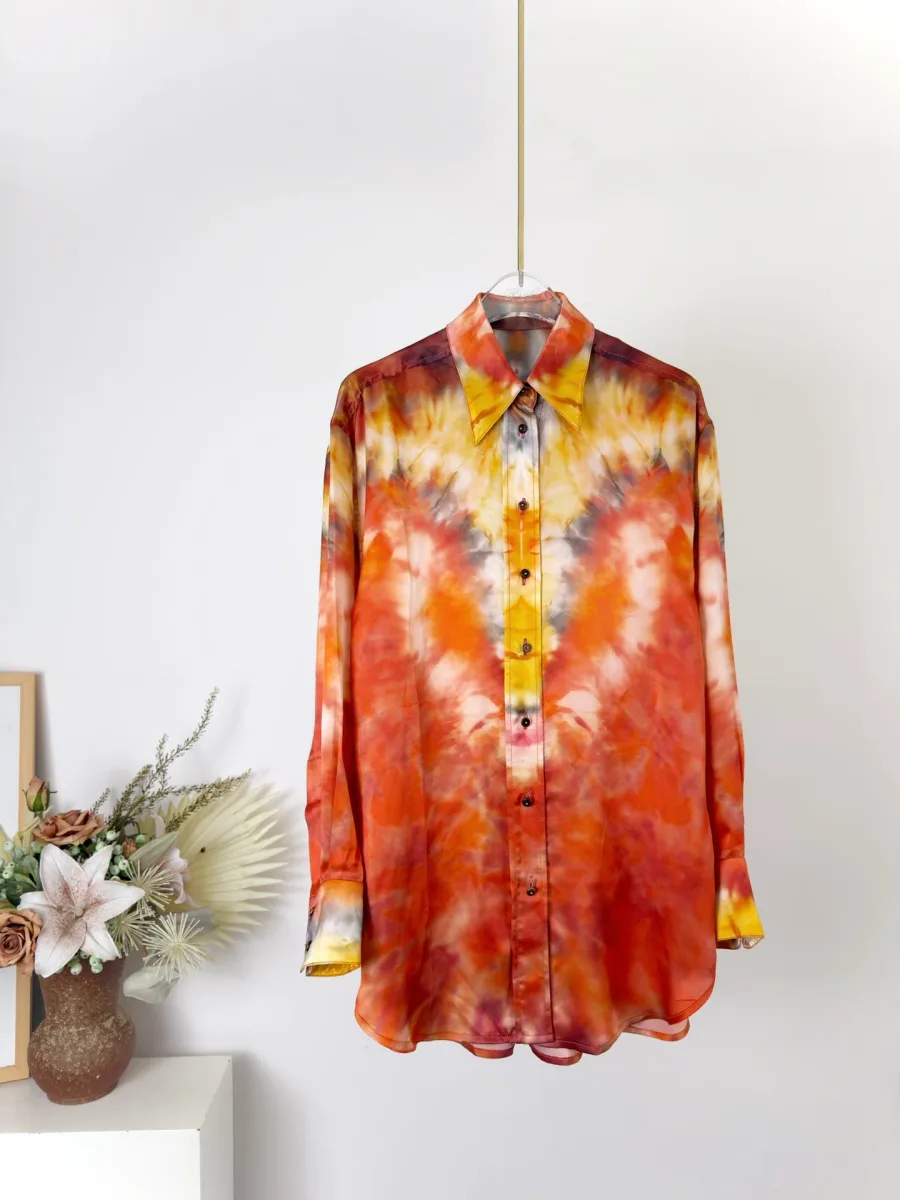Женская шёлковая рубашка свободного кроя с принтом Ruby Tie Dye, вид спереди на вешалке