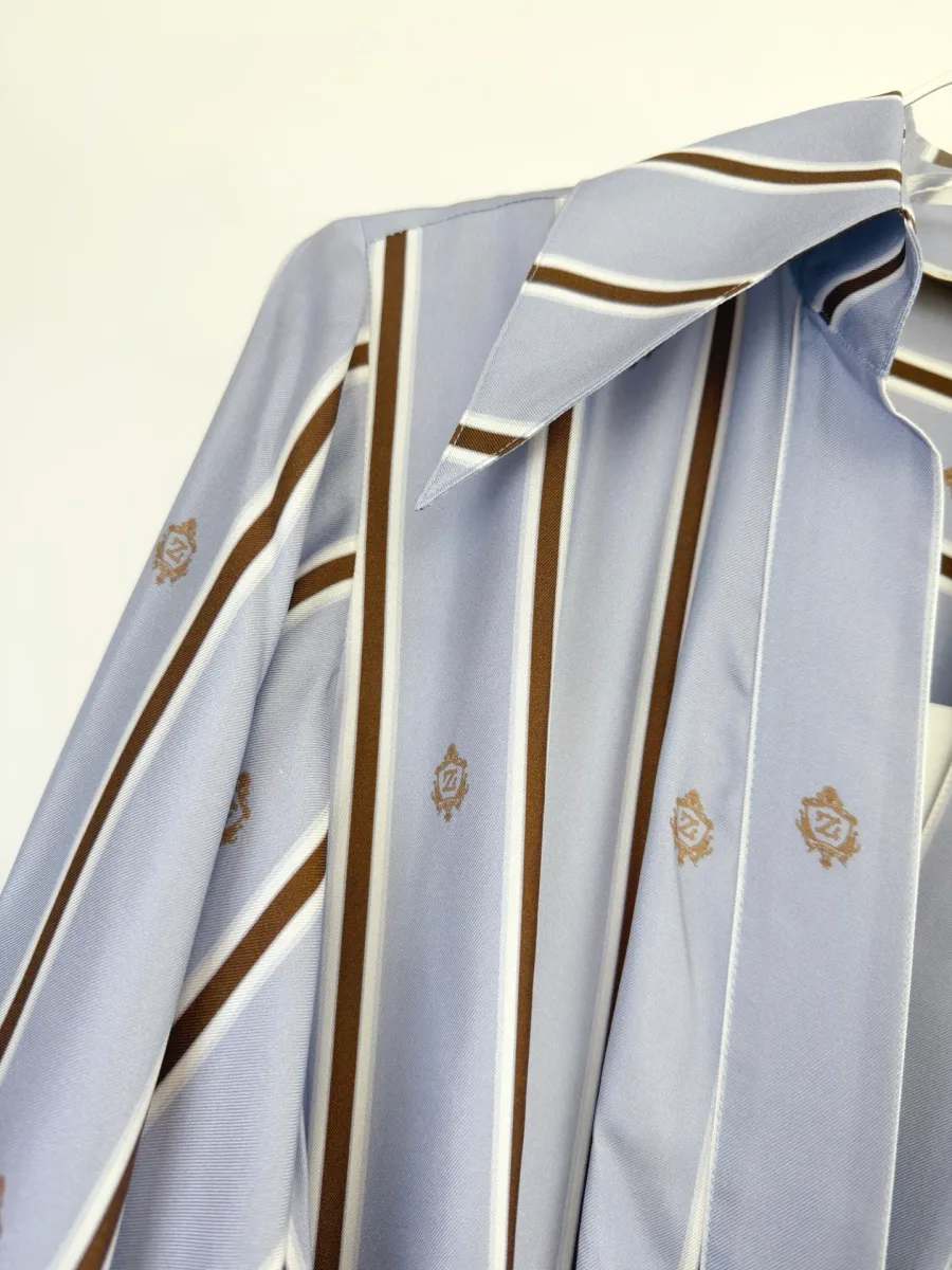 Воротник и линия плеча платья с геометрическим узором