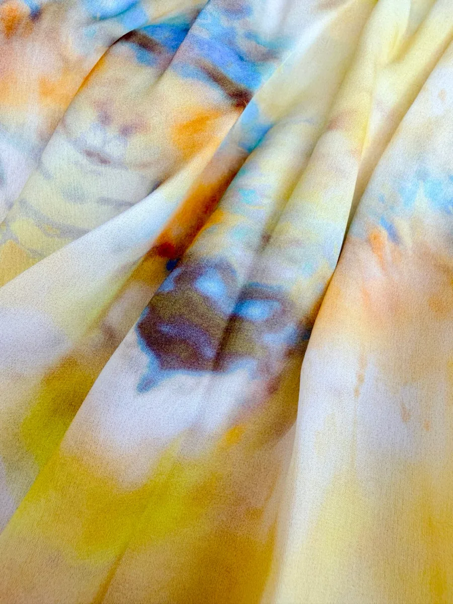 Текстура струящегося шелка с выразительным принтом tie-dye