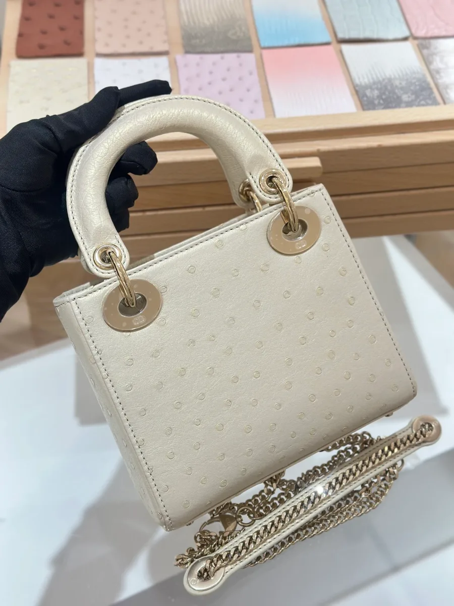 Бежевая сумка Lady Dior 17 из кожи страуса, вид сзади