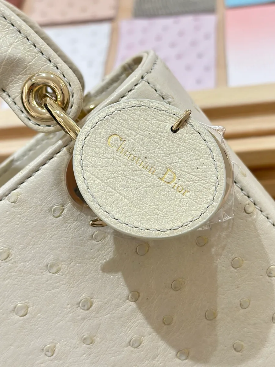 Крупный план кожаного ярлыка Christian Dior на сумке