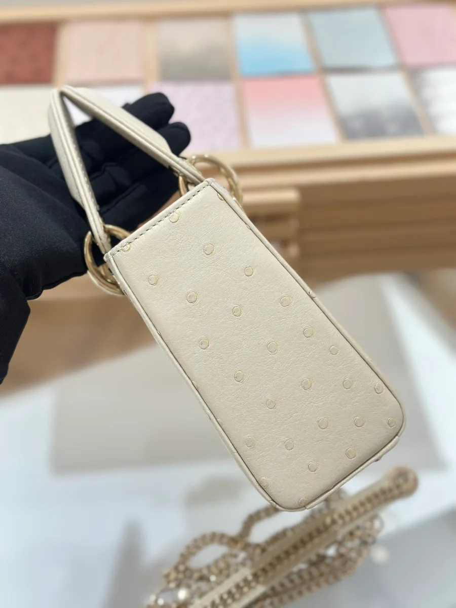 Бежевая сумка Lady Dior 17 из кожи страуса, вид сбоку