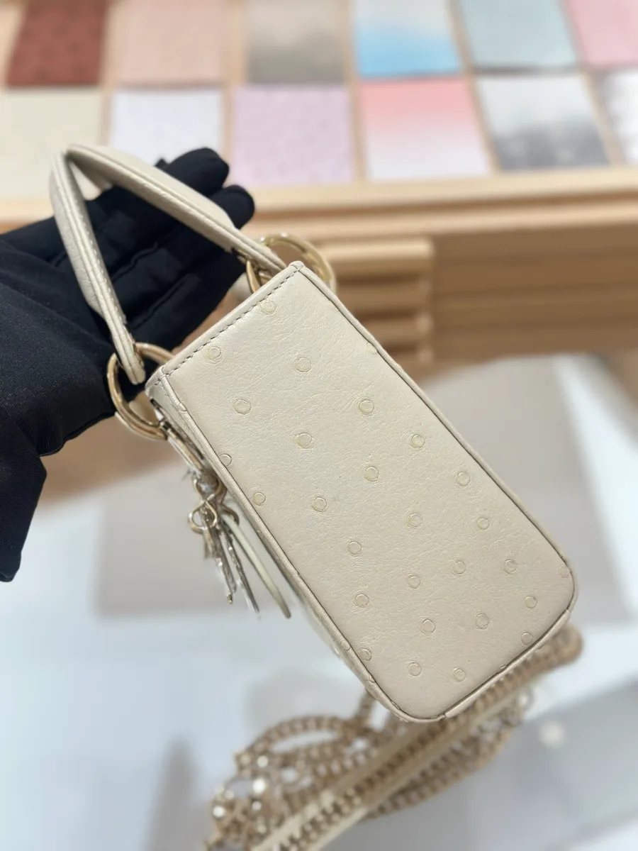Бежевая сумка Lady Dior 17 из кожи страуса, вид сбоку с подвеской