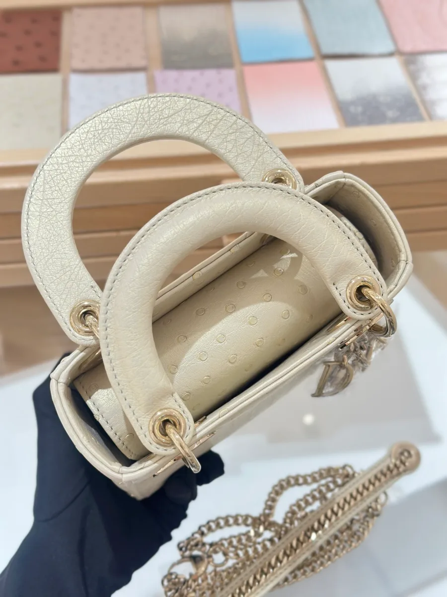 Бежевая сумка Lady Dior 17 из кожи страуса, вид сверху