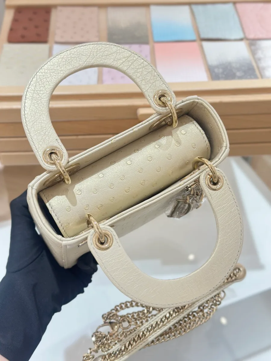 Бежевая сумка Lady Dior 17 из кожи страуса с открытым клапаном, вид сверху