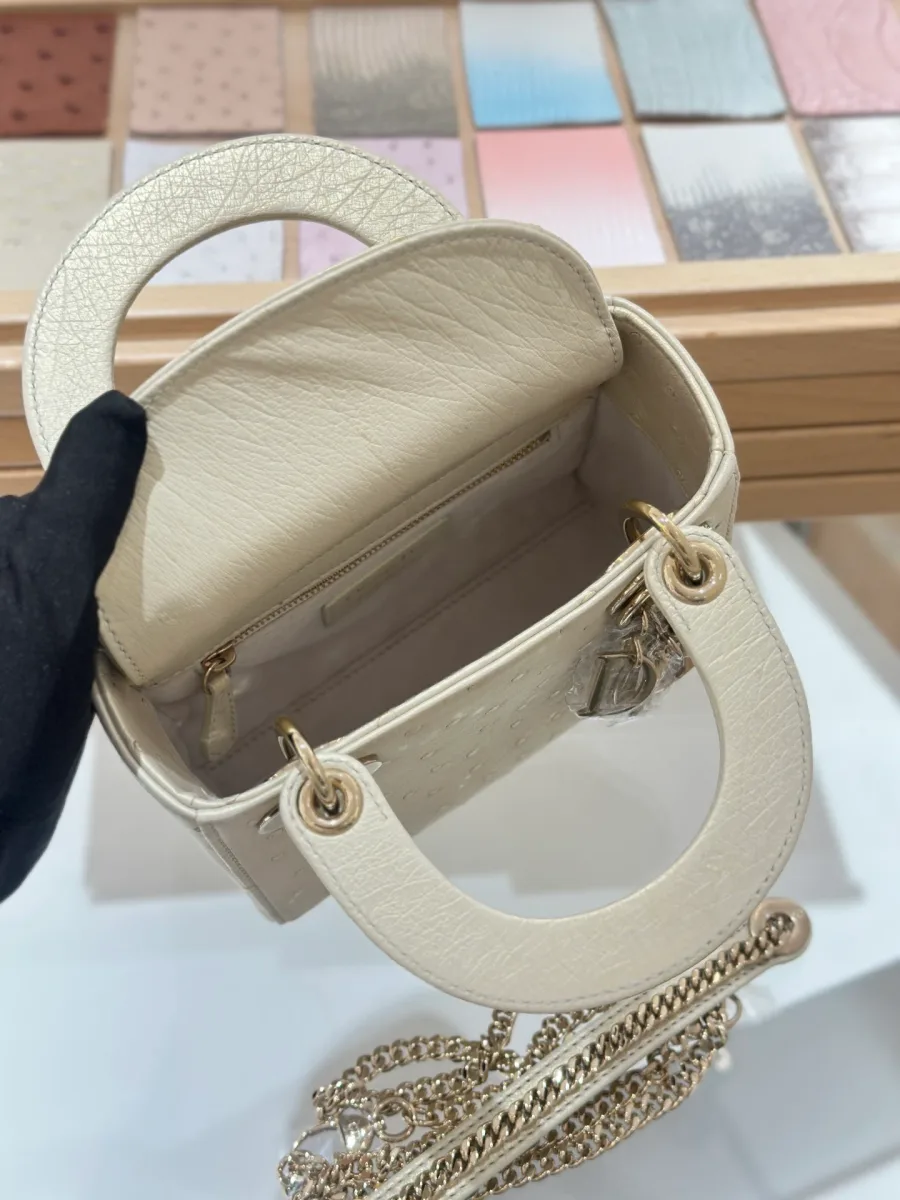 Внутреннее отделение бежевой сумки Lady Dior 17 из кожи страуса