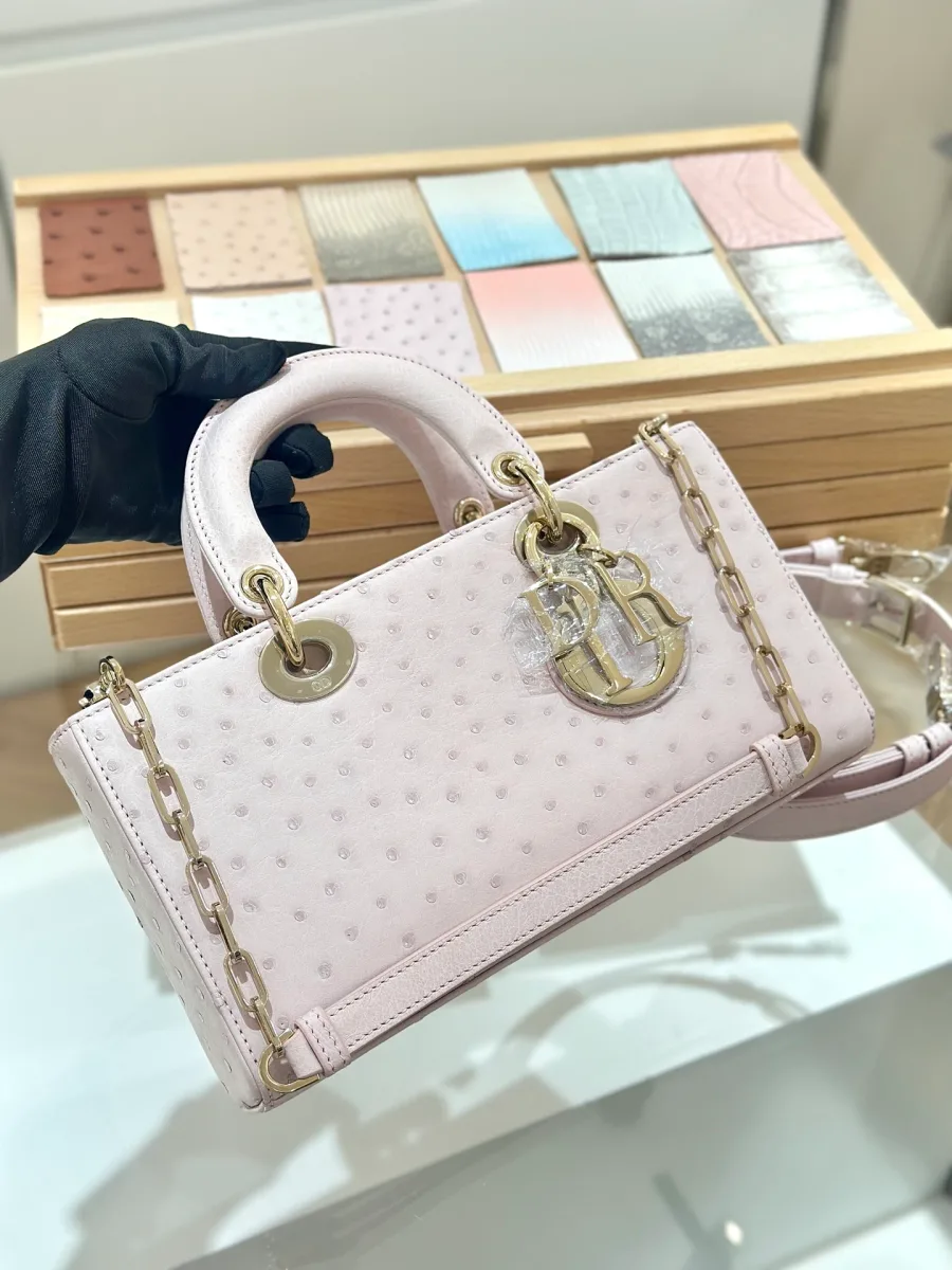 Розовая сумка Dior Lady D-Joy из кожи страуса, вид спереди с ручками и ремнем