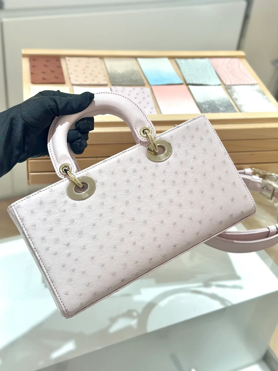 Розовая сумка Dior Lady D-Joy из кожи страуса, вид спереди крупным планом