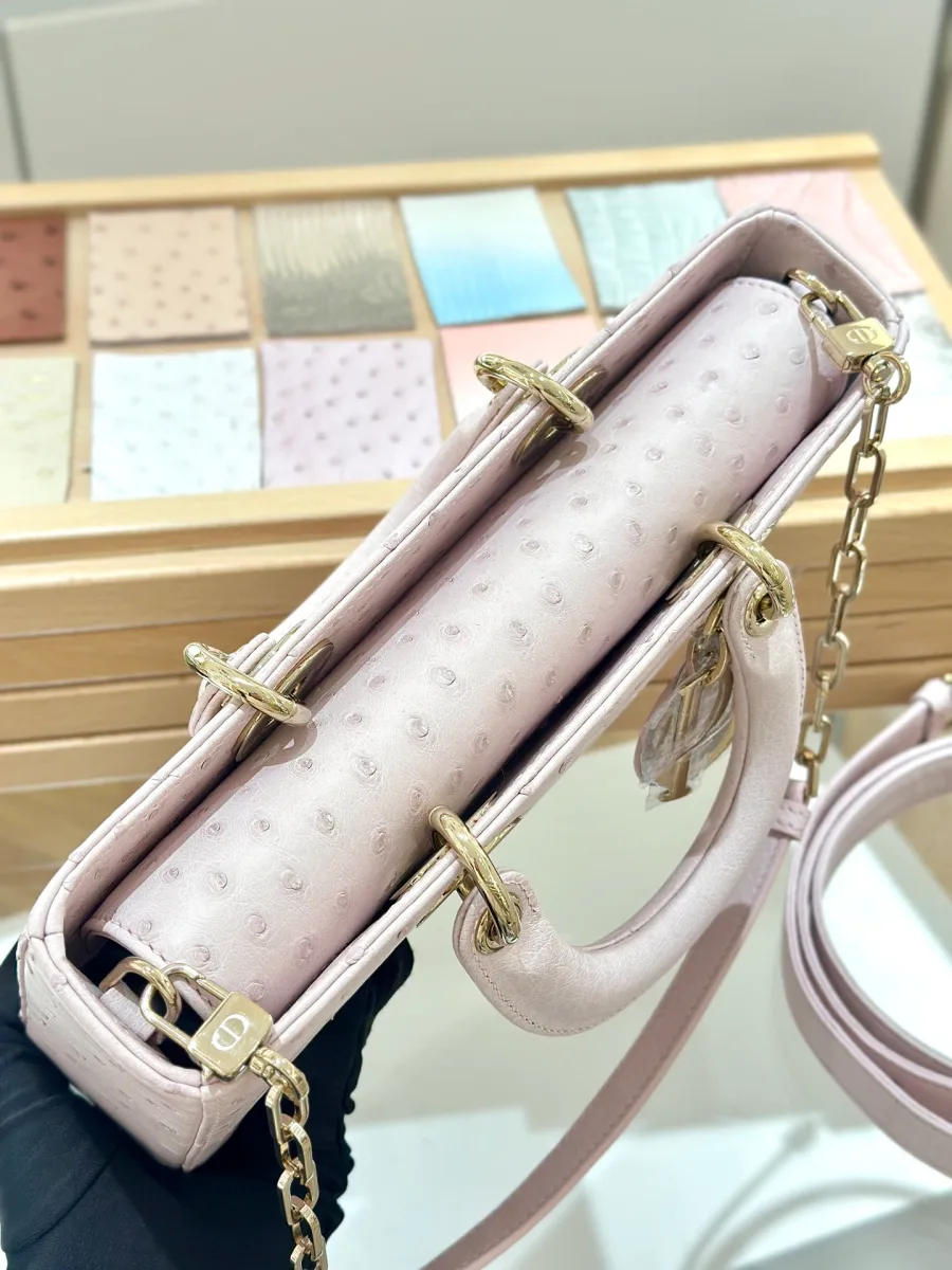 Розовая сумка Dior Lady D-Joy из кожи страуса, вид сверху на закрытый клапан