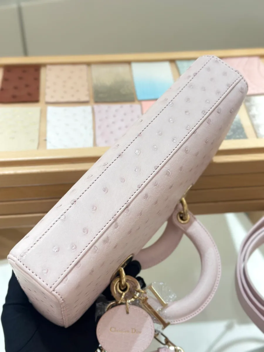 Розовая сумка Dior Lady D-Joy из кожи страуса, вид снизу на дно сумки