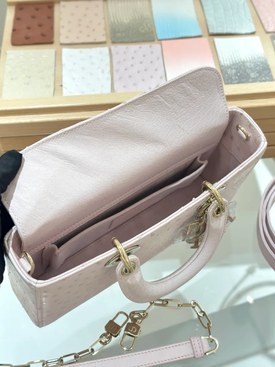 Внутреннее отделение розовой сумки Dior Lady D-Joy с открытым клапаном