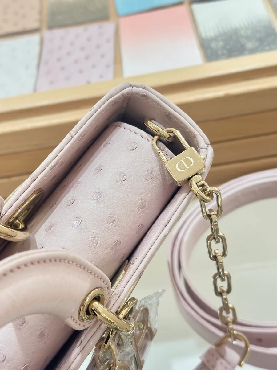 Крепление плечевого ремня-цепочки к розовой сумке Dior Lady D-Joy