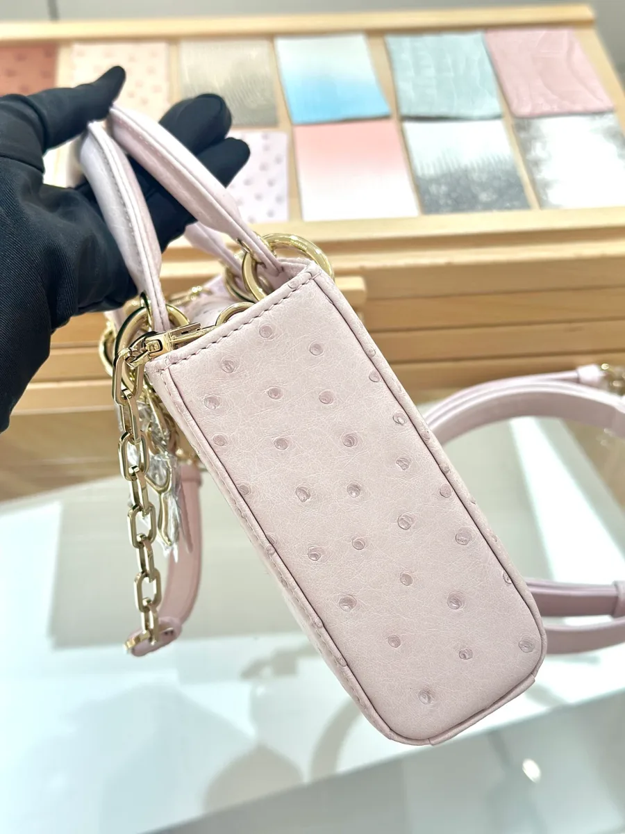Розовая сумка Dior Lady D-Joy из кожи страуса, вид сбоку