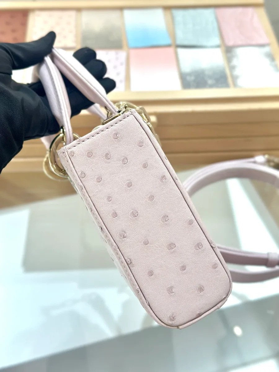 Боковая панель розовой сумки Dior Lady D-Joy, демонстрирующая текстуру кожи страуса