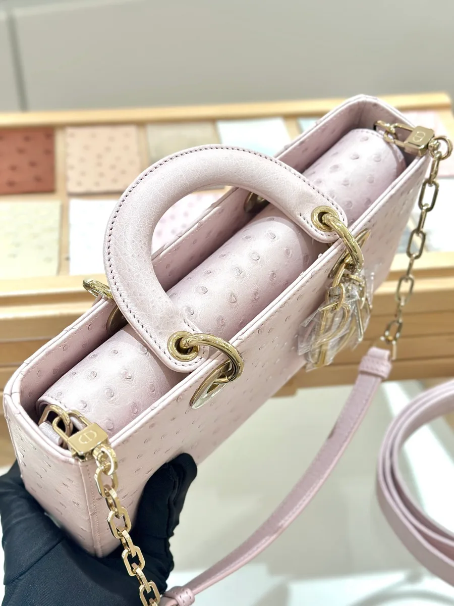 Розовая сумка Dior Lady D-Joy из кожи страуса, вид сверху под углом