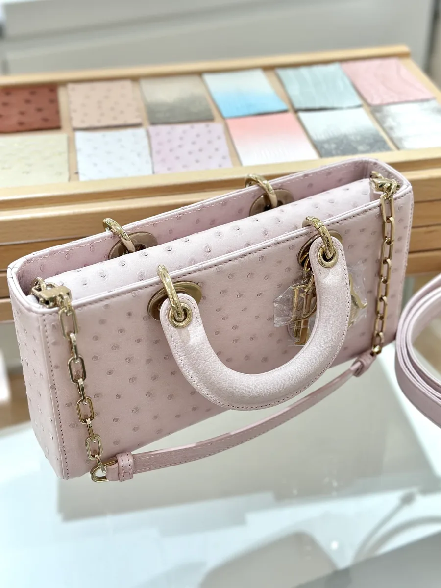 Розовая сумка Dior Lady D-Joy из кожи страуса, вид сзади