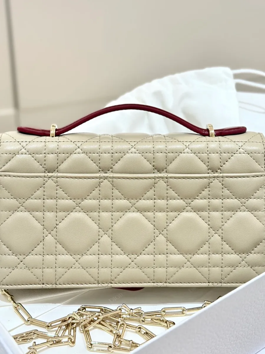 Бежевая сумка Dior WOC, вид сзади со стеганым узором Cannage