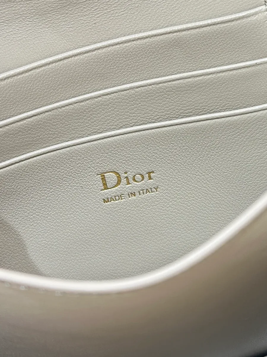 Золотистое тиснение Dior Made in Italy на внутренней кожаной отделке