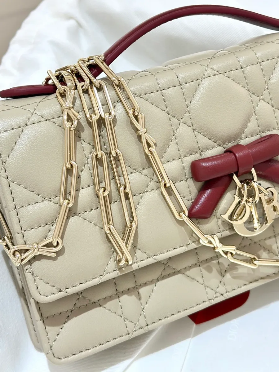Бежевая сумка Dior WOC с золотистой цепочкой, вид сверху