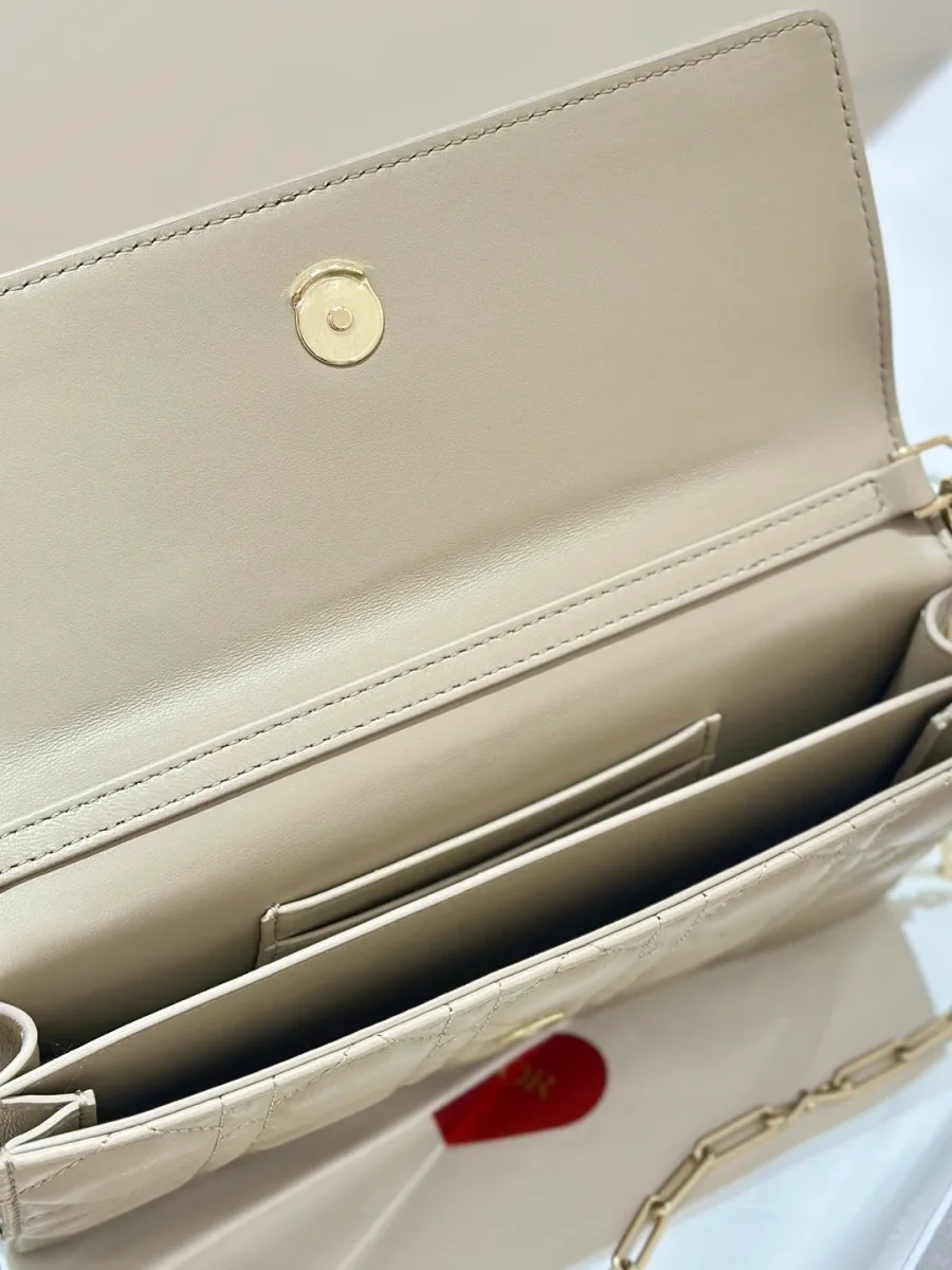 Открытая сумка Dior WOC, видны внутренние отделения и слоты для карт