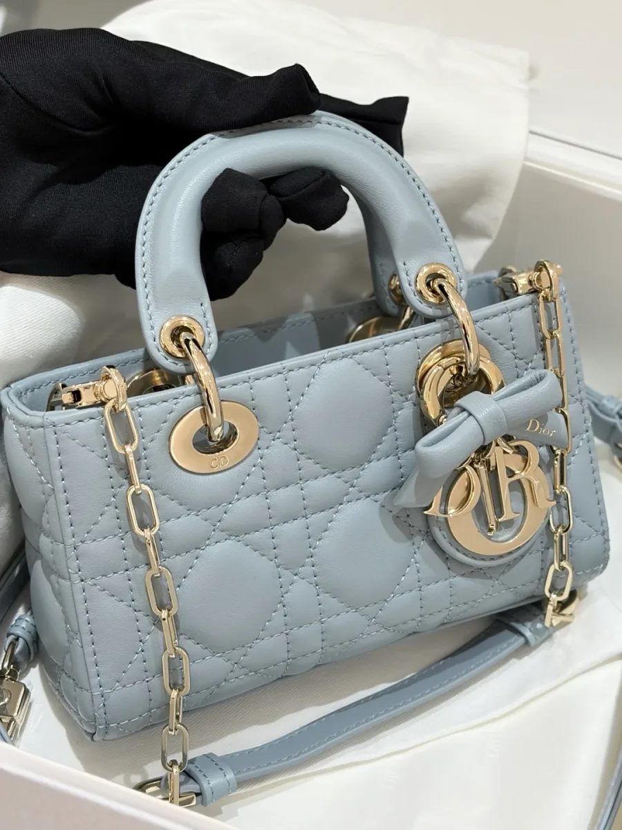 Серо-голубая сумка Dior Lady D-Joy Micro с золотистой фурнитурой и ремешками, вид спереди