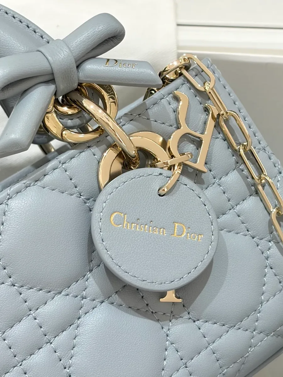 Обратная сторона металлической подвески с гравировкой Christian Dior