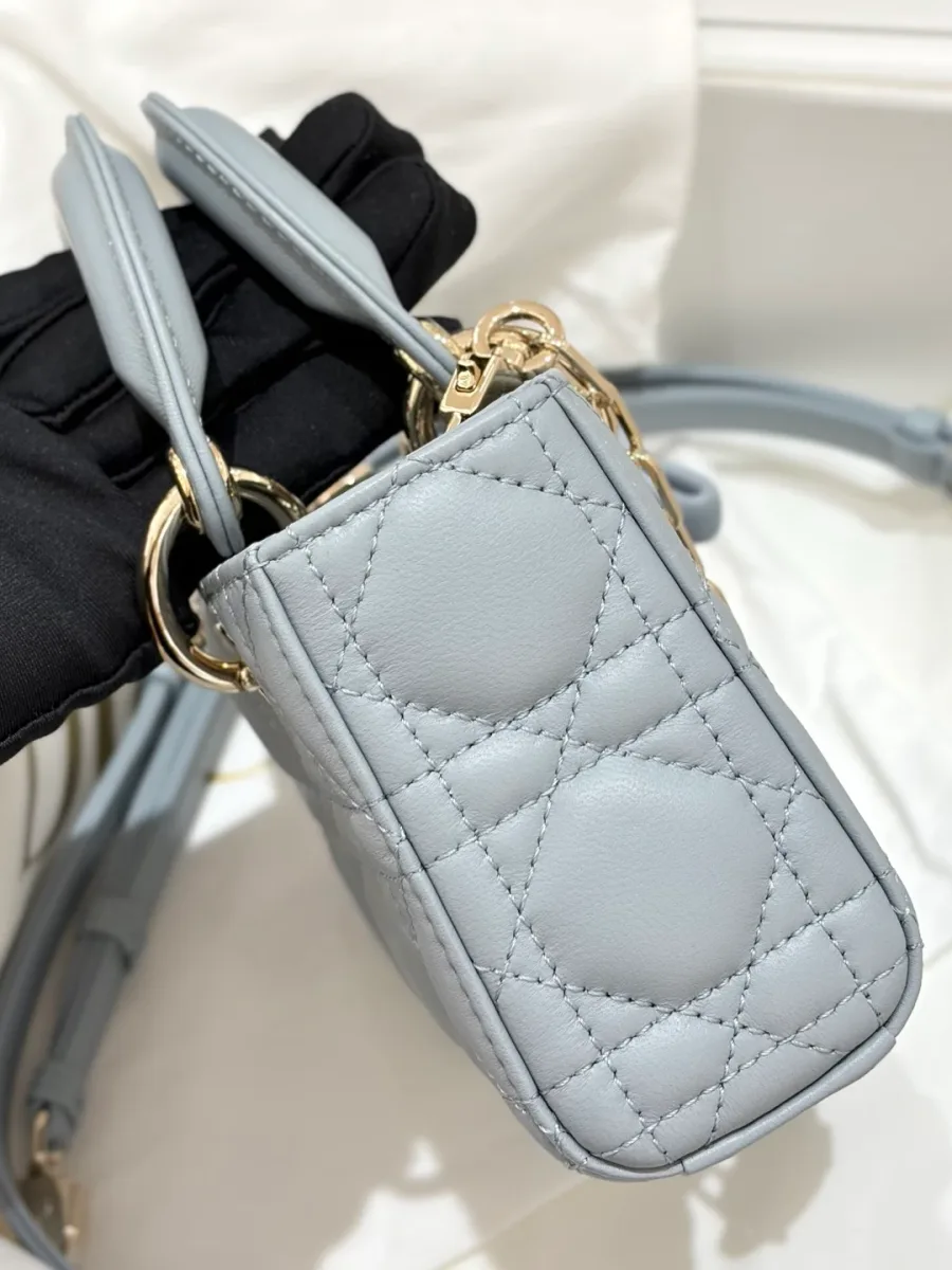 Боковая сторона сумки Dior Lady D-Joy с фирменной стежкой Cannage