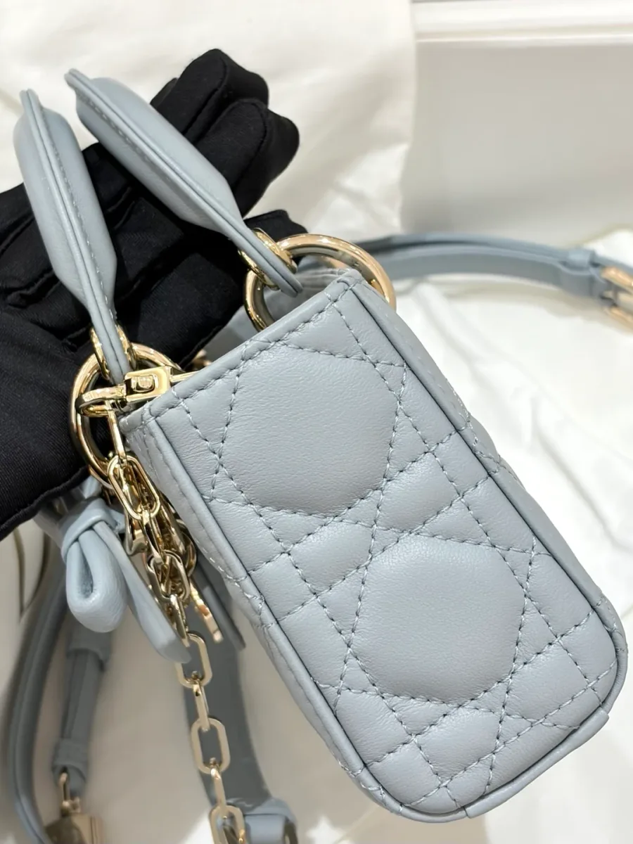 Вид сбоку на микро-сумку Dior Lady D-Joy из серо-голубой кожи