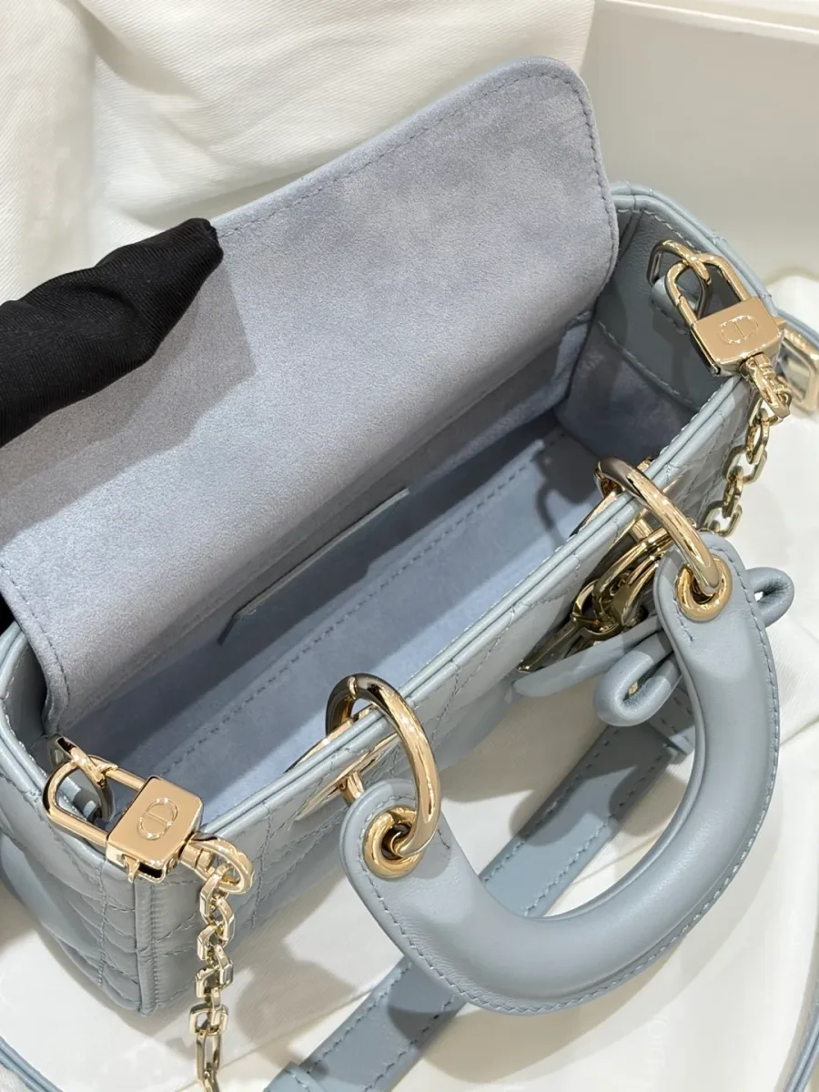 Открытая сумка Dior Lady D-Joy с откинутым клапаном, вид на внутреннее отделение